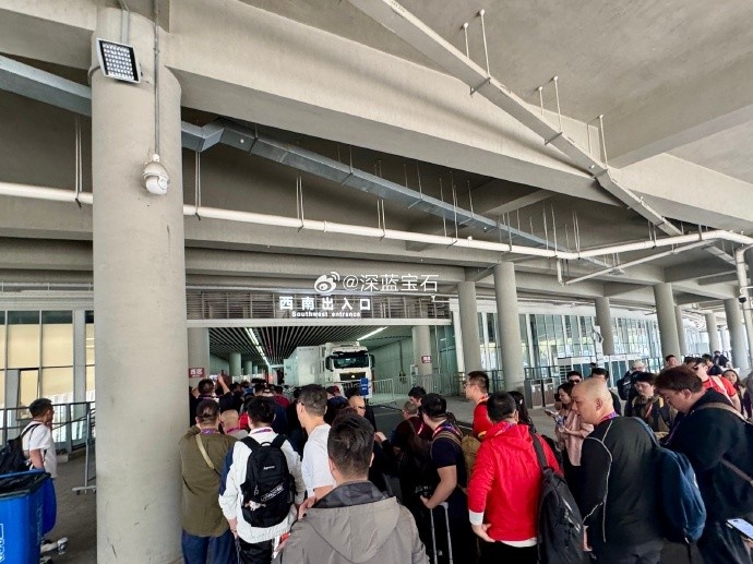 盛況空前！記者曬照：距離中澳之戰還有三小時，現場記者已超百名