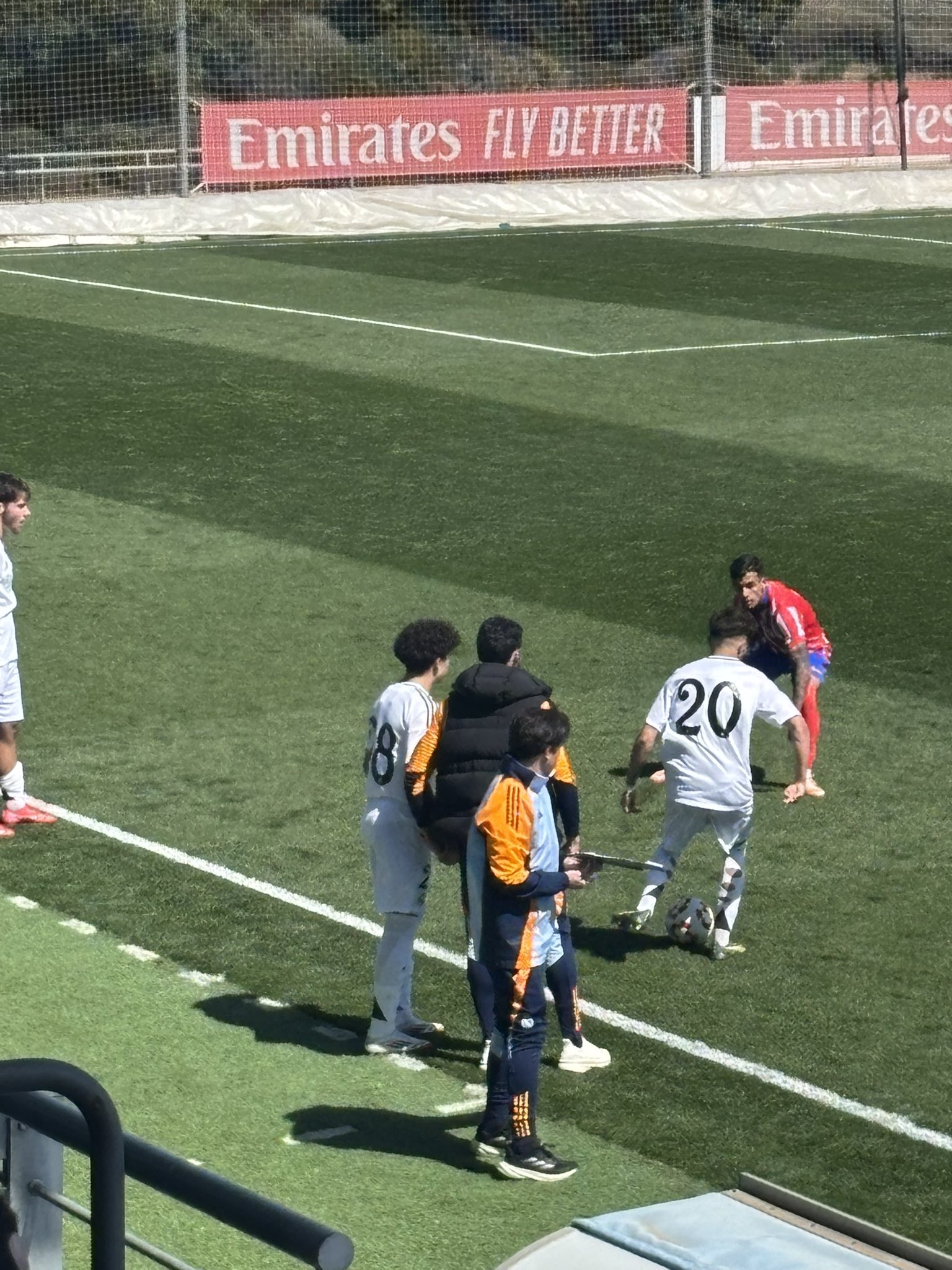 天賦滿滿！馬塞洛15歲兒子恩佐皇馬U19首秀，登場5分鐘腳后跟助攻