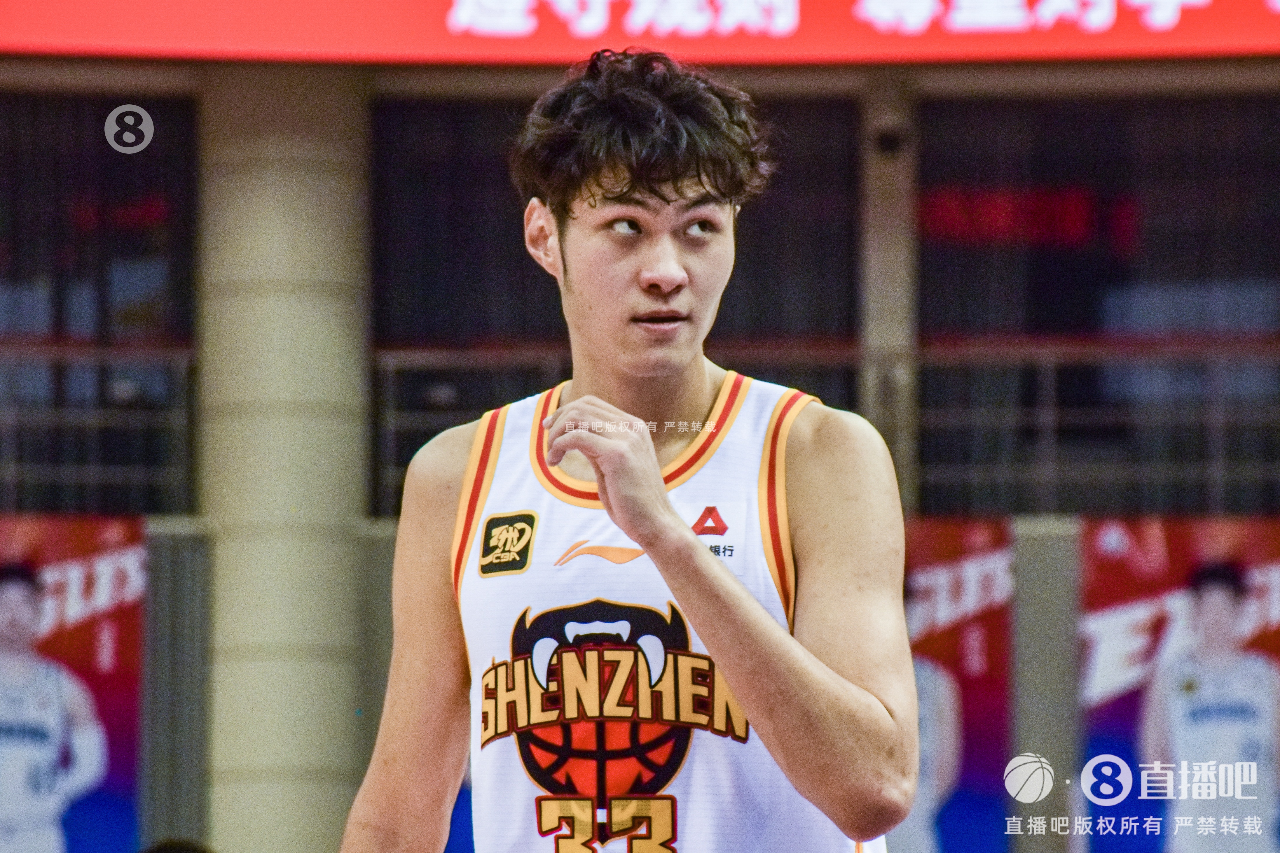 敢打敢拼！王浩然首節打滿12分鐘6中4拿到11分&上演反擊飛身劈扣