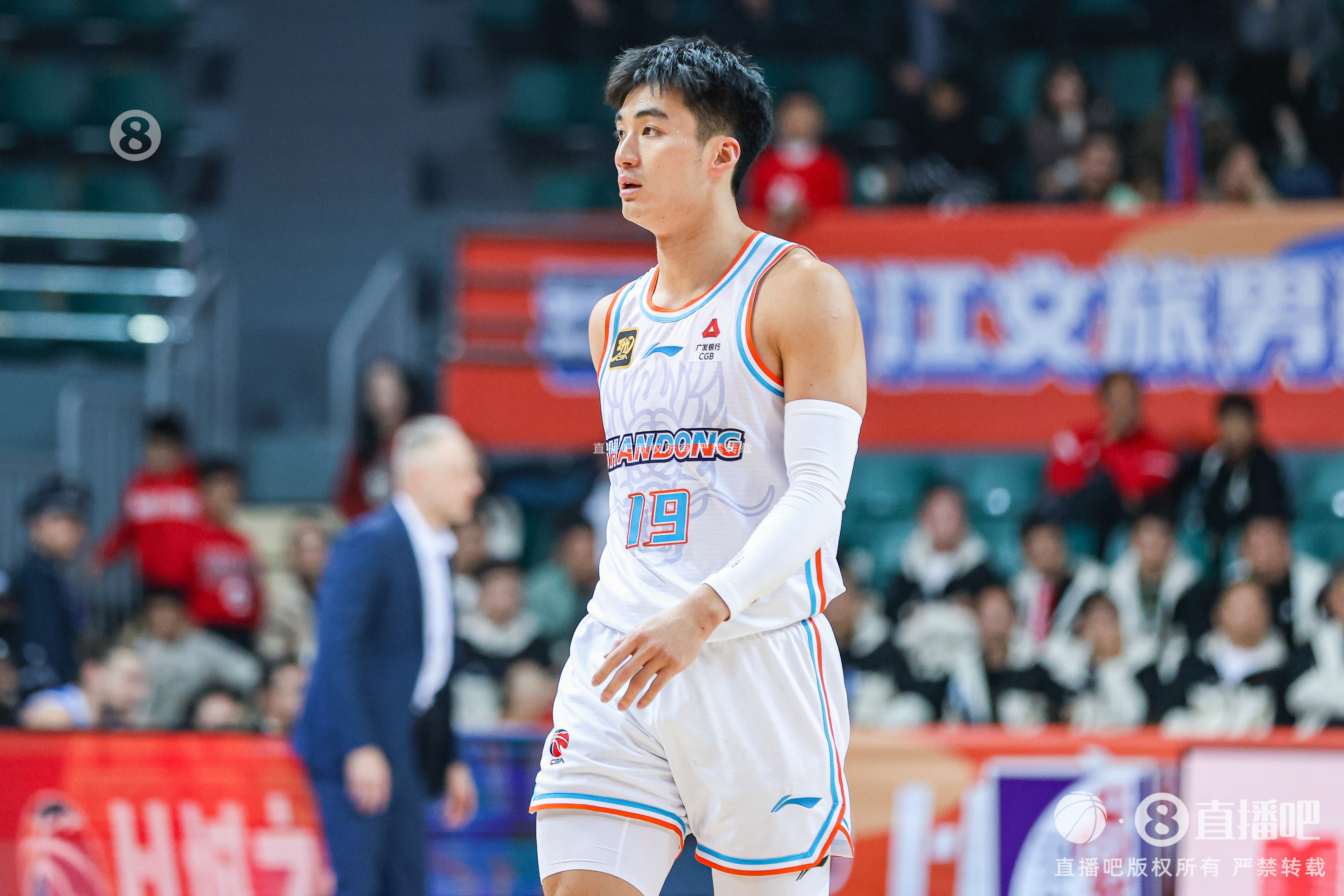 今天效率奇高！于德豪上半場11分鐘7投5中砍下全隊最高的12分